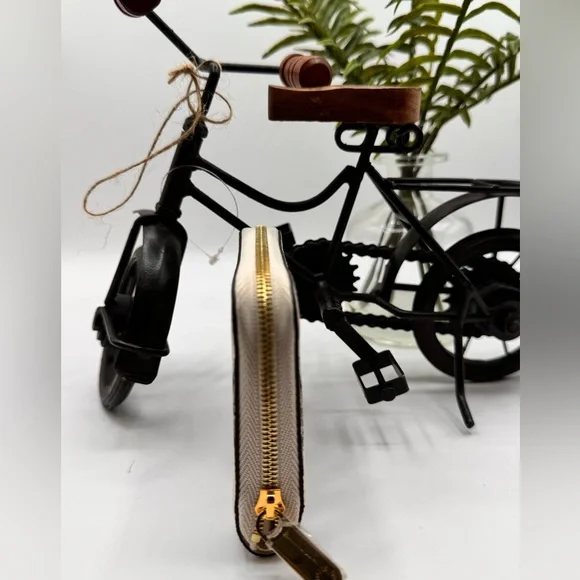 Louis Vuitton Wild at Hearts Collection Zippy Coin Case - Picture 3 of 6